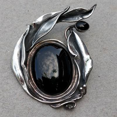 sølvfarvet broche sorte sten organisk gammel broche